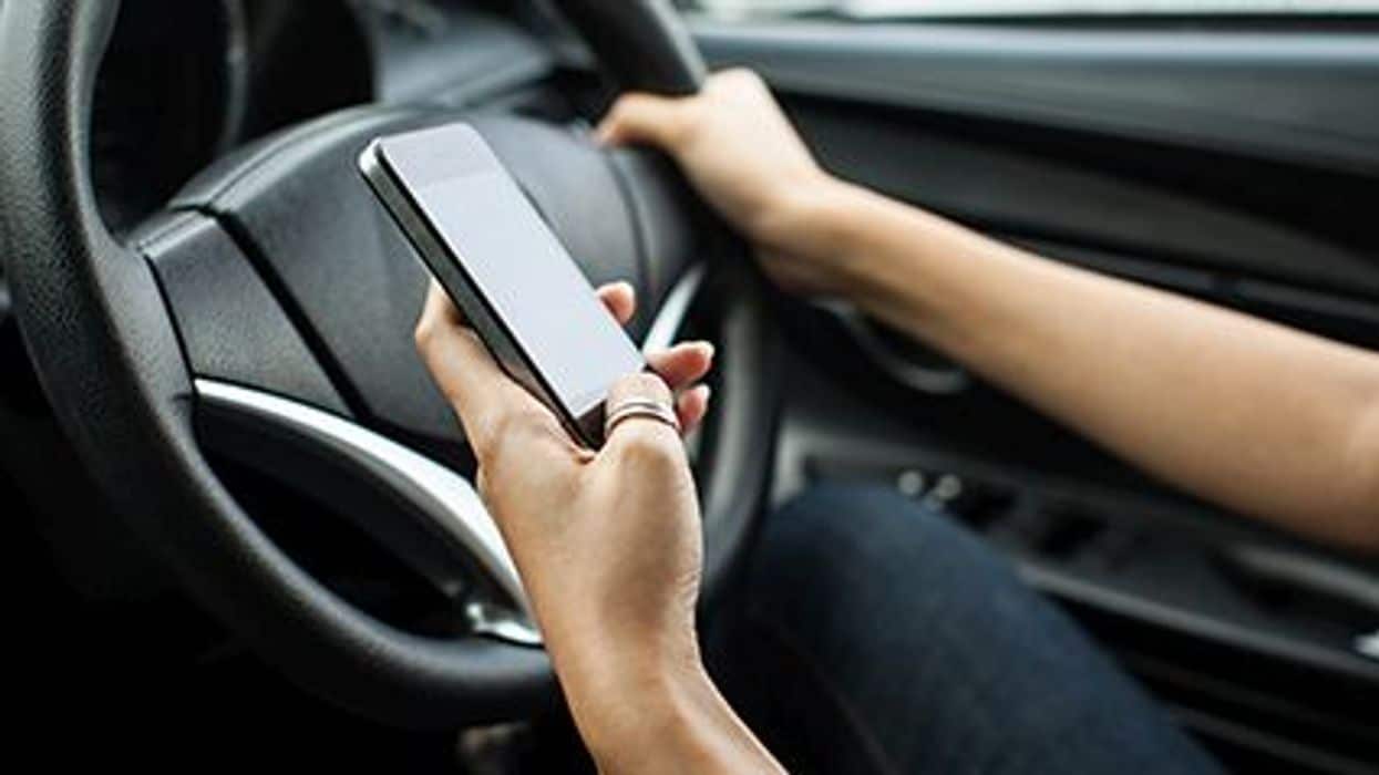 El uso de los teléfonos inteligentes es solo uno de muchos malos hábitos de  algunos conductores jóvenes - Consumer Health News | HealthDay