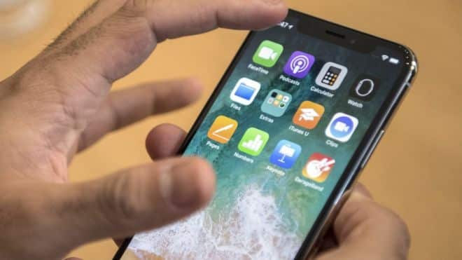 iPhone de Apple con pantalla de inicio