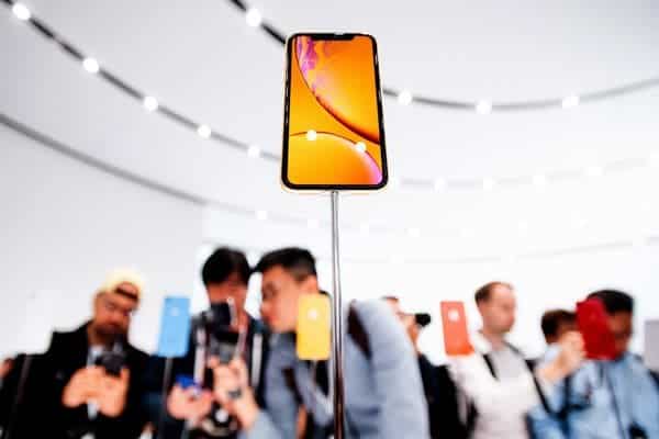 iPhone XR en varios colores sobre mesa, vista posterior